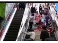 四川巴中一超市搞促销，不料发生拥挤踩踏事件，16人受伤！现已被责令停业 (1播放)